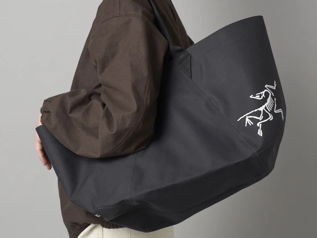 [Gallery]着替えもギアも“放り込めるタフさ”が魅力。「アークテリクス」の黒トートバッグは防水性とデザイン性どちらも兼ね備えた名バッグ！[ARC’TERYX]