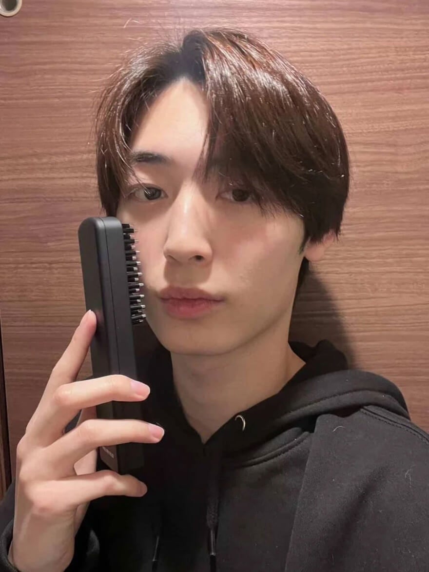 エレキブラシを頬に当てる髙橋紅輝