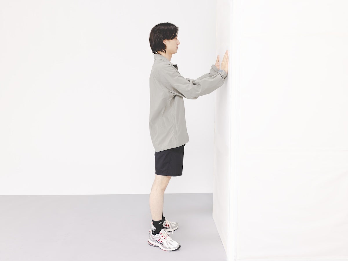 Step１：壁に手をついて、まっすぐ立つ イメージ画像