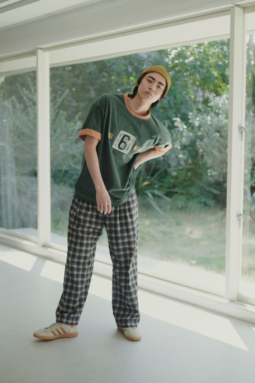 ニコアンドの2026年春夏新作のメンズロゴTシャツとチェックパンツを使った、豊田裕大さんの全身コーディネート