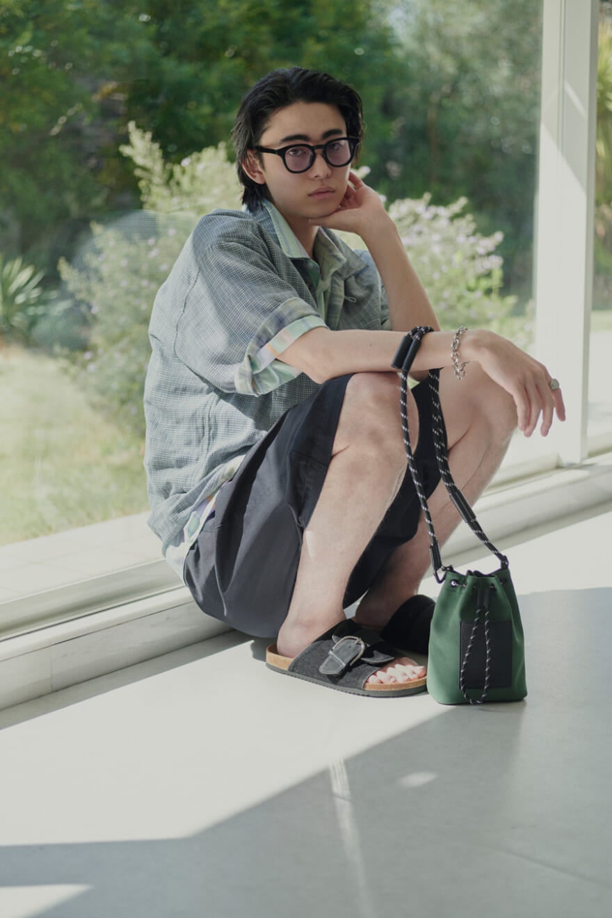 ニコアンドの2026年春夏新作のメンズシャツとサングラスを使った、豊田裕大さんの全身コーディネート