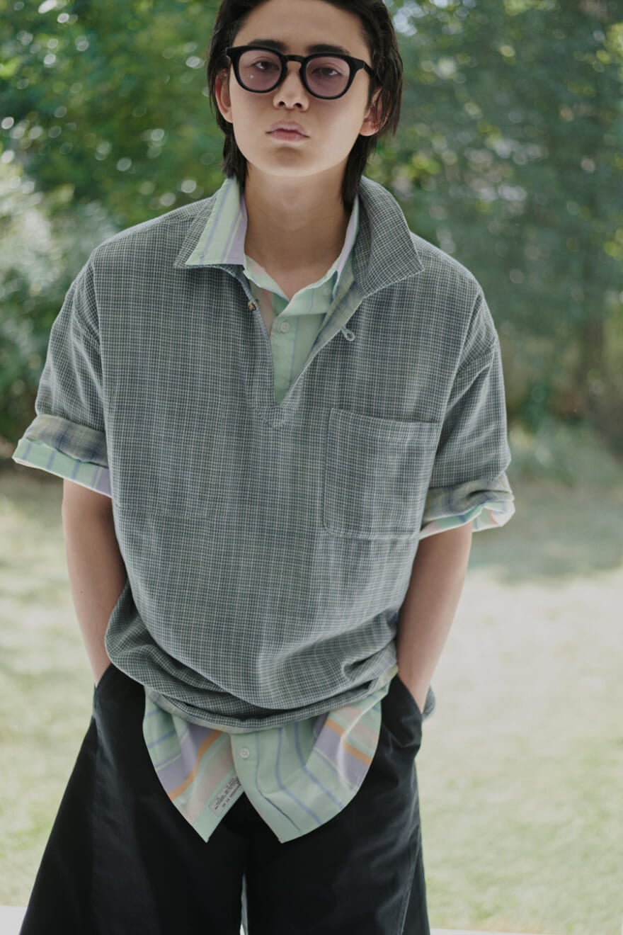 ニコアンドの2026年春夏新作のメンズシャツを使った、豊田裕大さんの重ね着コーディネート