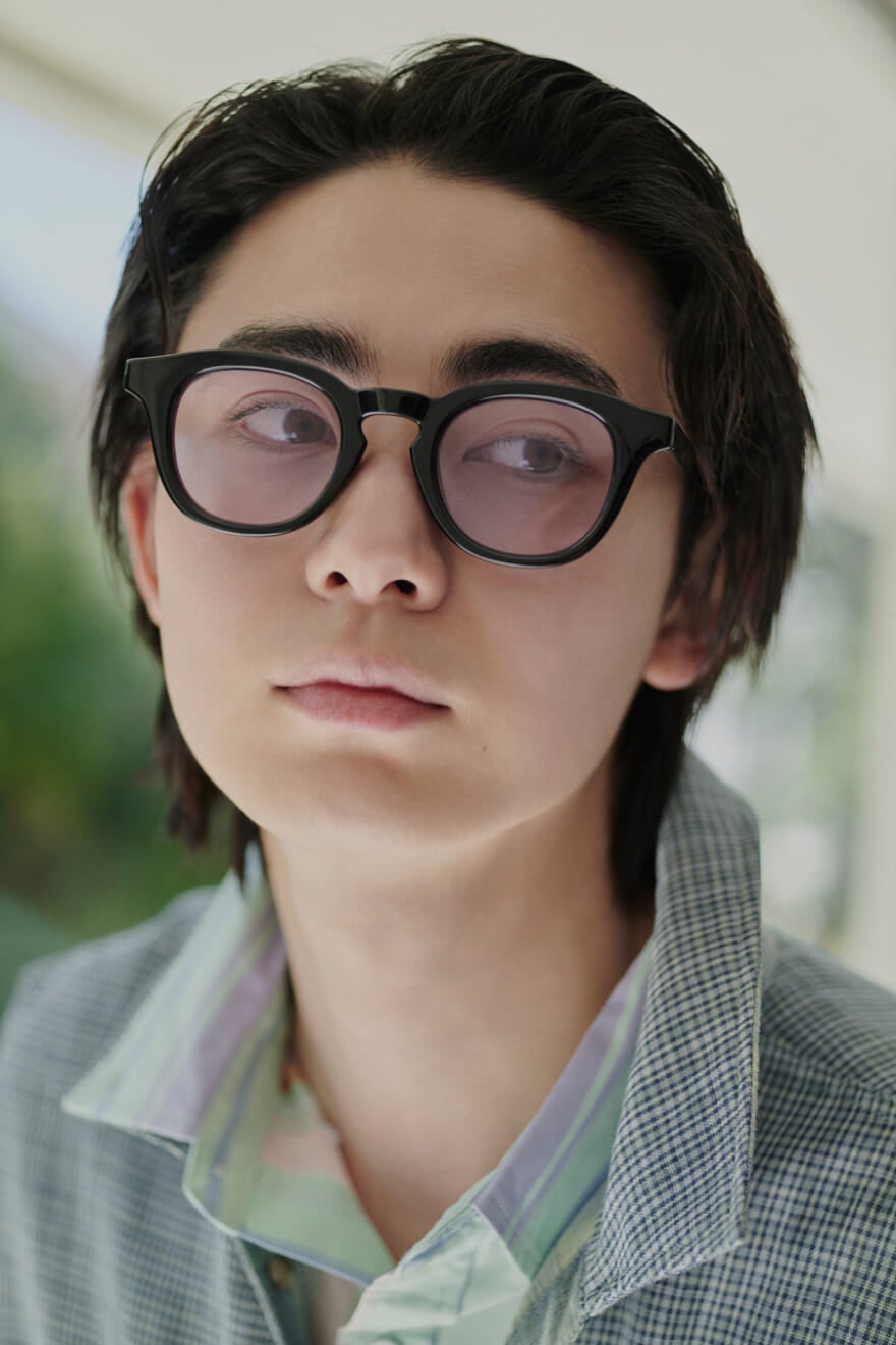 ニコアンドの2026年春夏新作のサングラスを着用する豊田裕大さん