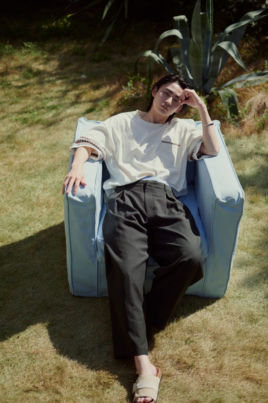 ニコアンドの2026年春夏メンズ新作のTシャツを使った、豊田裕大さんの全身コーディネート