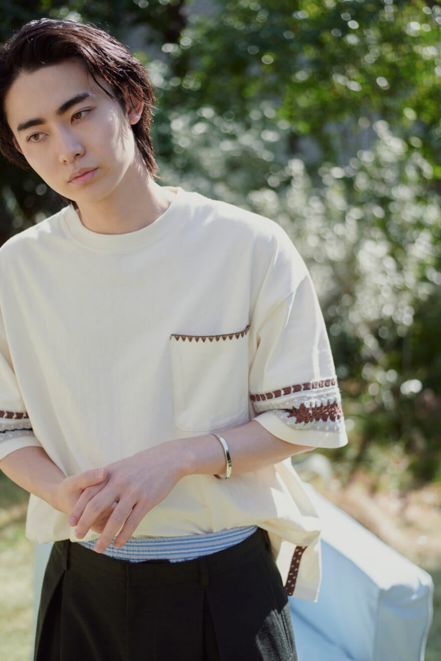 ニコアンドの2026年春夏メンズ新作のTシャツを着用する豊田裕大さん