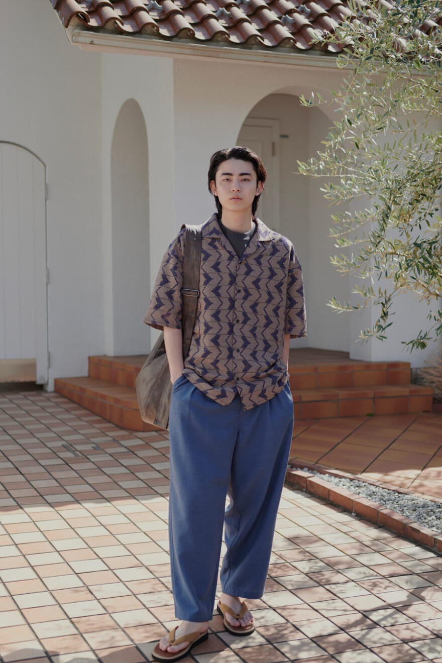 ニコアンドの2026年春夏新作のメンズ開襟プリントシャツにリネンのスラックスを合わせた豊田裕大さんの全身コーディネート