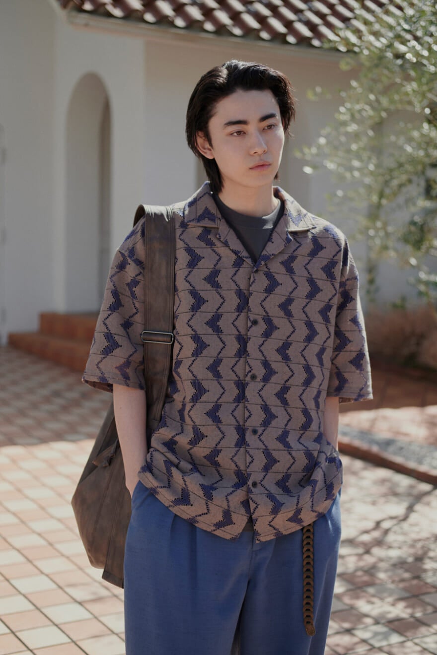 ニコアンドの2026年春夏新作のメンズ開襟プリントシャツを着用した豊田裕大さん