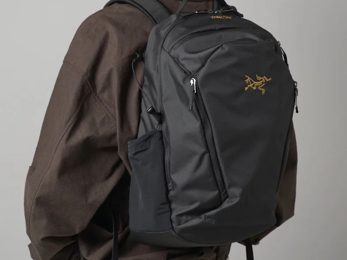 [Gallery]「アークテリクス」の“永久定番”黒リュックを試着レビュー！山から街まで使えるスリムでミニマルなデザインが魅力！ [ARC’TERYX]