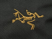 「アークテリクス」の“永久定番”黒リュックを試着レビュー！山から街まで使えるスリムでミニマルなデザインが魅力！ [ARC’TERYX]