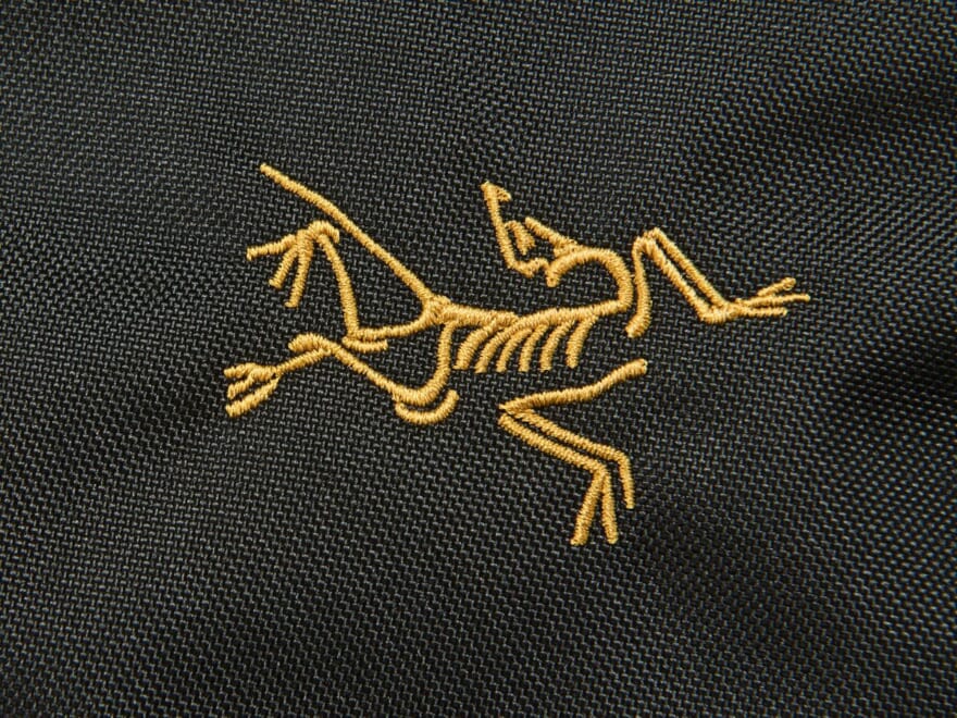 「アークテリクス」の&ldquo;永久定番&rdquo;黒リュックを試着レビュー！山から街まで使えるスリムでミニマルなデザインが魅力！ [ARC&rsquo;TERYX]