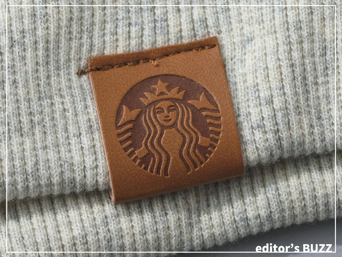 「スタバ」でタンパク質を補給する春。推しと推しのお仕事＝「ビームス」コラボなスウェットを着ながら。[編集者の愛用私物 #326]