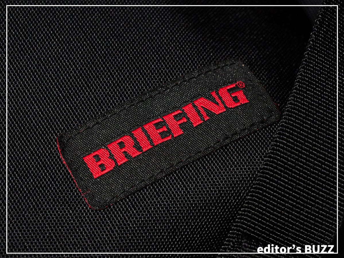 エディターのバッグの中身も公開。「ブリーフィング」のオンオフ使える黒バックパックはスッキリ見えるのに収納力がスゴすぎた！[編集者の愛用私物 #332]