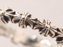 「クロムハーツ」で買ってよかった愛用アクセサリー９選。リング、ネックレス、ブレスレット、サングラス...正解着こなしつきで。