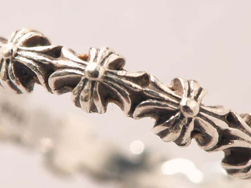 「クロムハーツ」で買ってよかった愛用アクセサリー９選。リング、ネックレス、ブレスレット、サングラス...正解着こなしつきで。