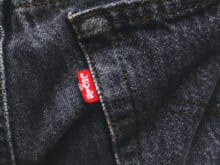 愛用「リーバイス®」は“ブルーデニムじゃないほう”。オシャレな人が買ってよかったパンツと正解着こなし３選！[Levi’s®]