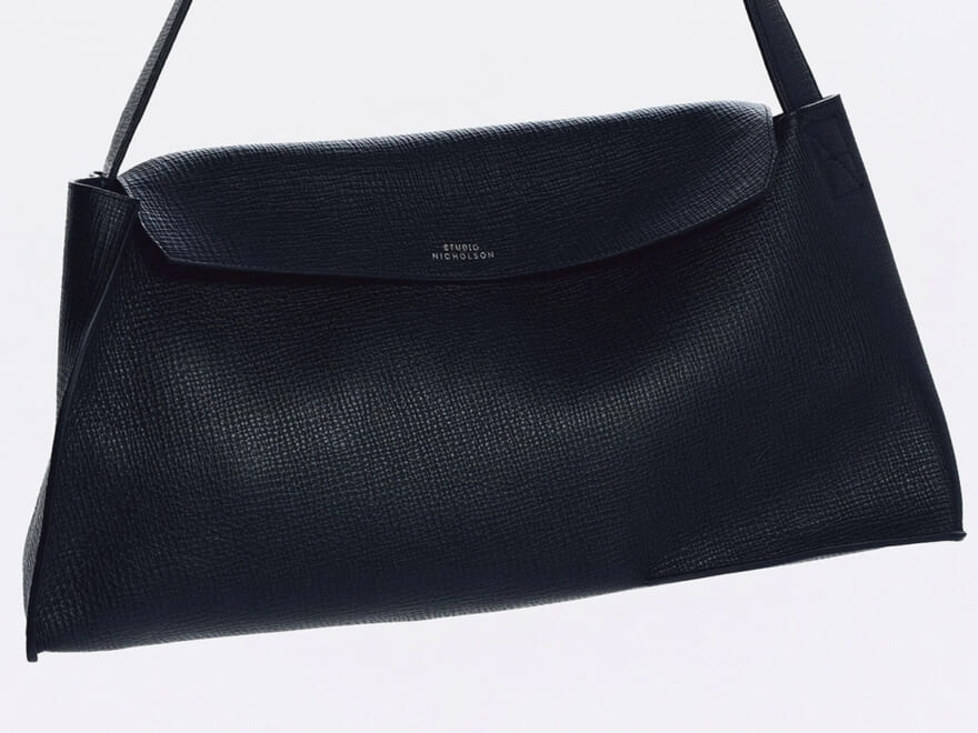 意外と難しい、ドレスアップをしたときのバッグ問題。サカイ、スタジオ ニコルソン...正解はこの黒名品5選!