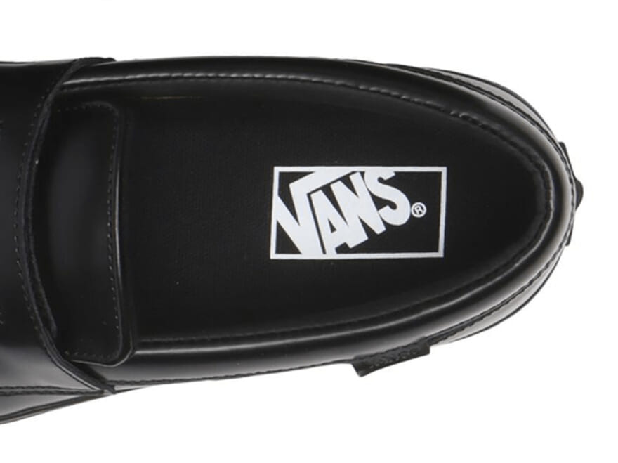 「ヴァンズ」でも流行りの“ローファースニーカー”を発見！ガラスレザーを採用した「BILLY’S」限定の大人な黒逸品！