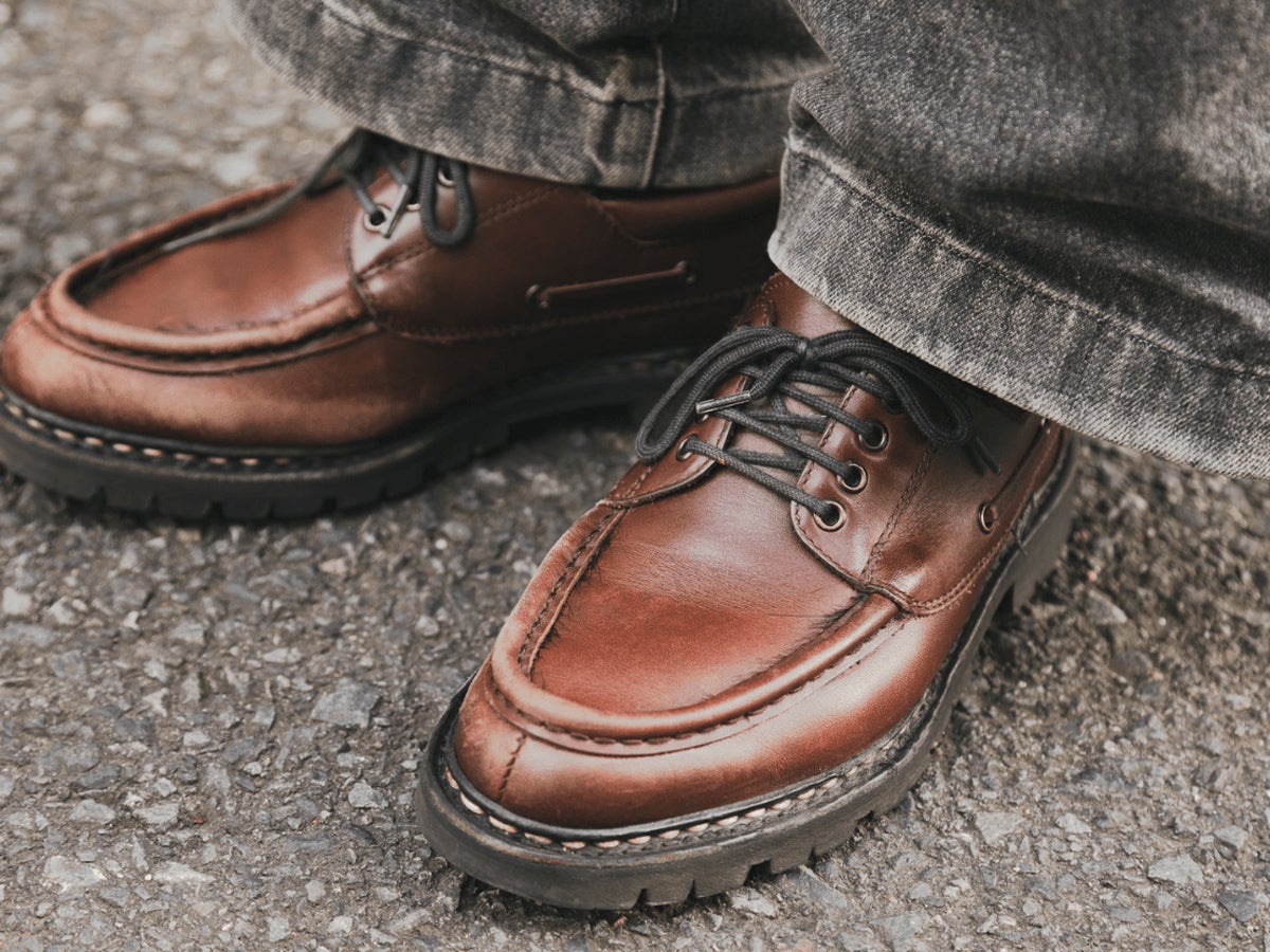 デニムには大人な革靴を。リーバイス®、特別なリー...オシャレな３人の正解スタイル。