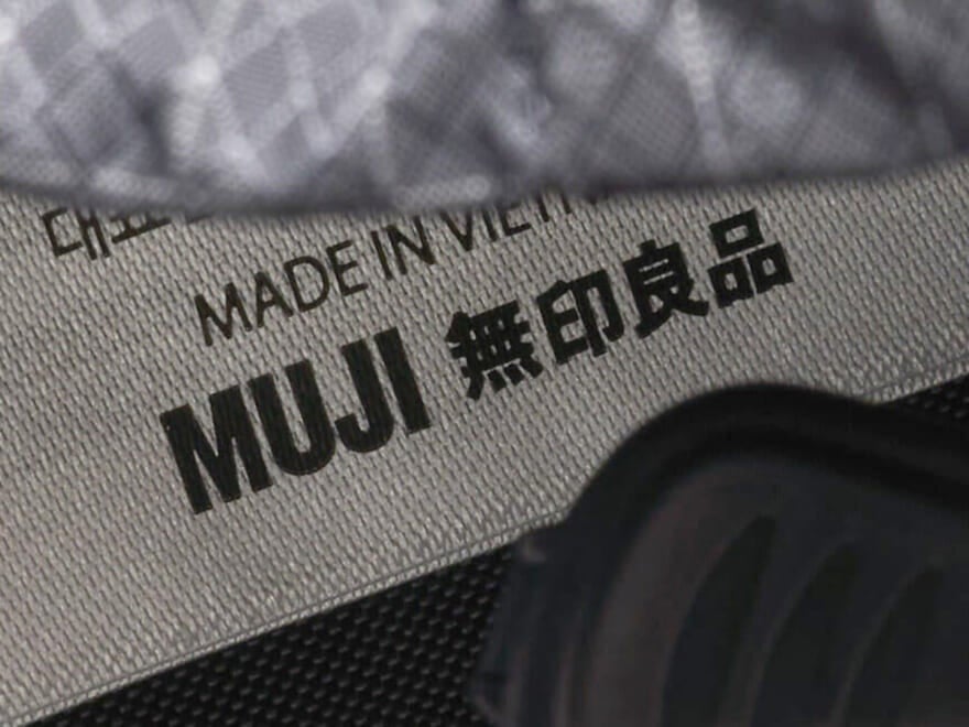 5,000円以下とは思えない！「無印良品」の黒リュックを試着＆本音レビュー！軽量なのにタフでオンもオフも大活躍！ [撥水 リップストップ リュックサック]