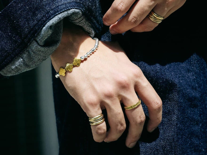 オシャレな人たちの「アクセサリー術」15選。カルティエ、ティファニー、メゾン マルジェラ...リングもブレスレットも大人デザインで。