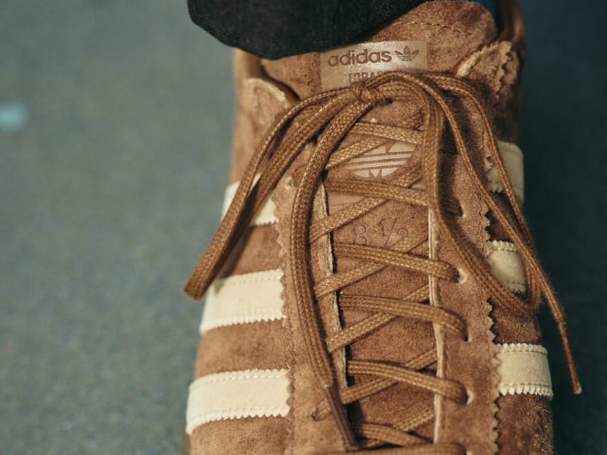 何故いま「アディダス」は“大人ブラウン”が正解なのか。特別なタバコ&アディゼロ...愛用スニーカースタイル3選。