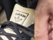 「アディダス」の“大人カラー”を愛用するオシャレな３人の正解スニーカースナップ。[adidas Originals]