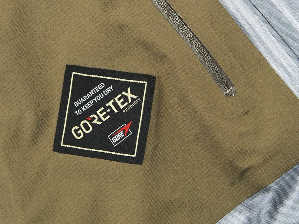 春の雨には「ゴアテックスアウター」の“黒じゃないほう”で。モンベル、ザ・ノース・フェイス...プロがオススメする大人カラー４選！