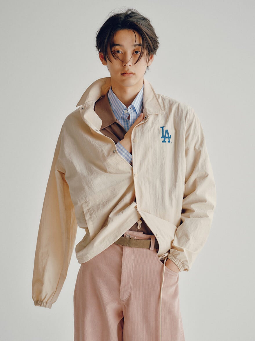 ロサンゼルス・ドジャースのコーチジャケットを使った男性のコーディネート