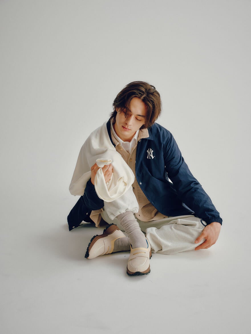 ニューヨーク・ヤンキースのコーチジャケットを使った男性のコーディネート