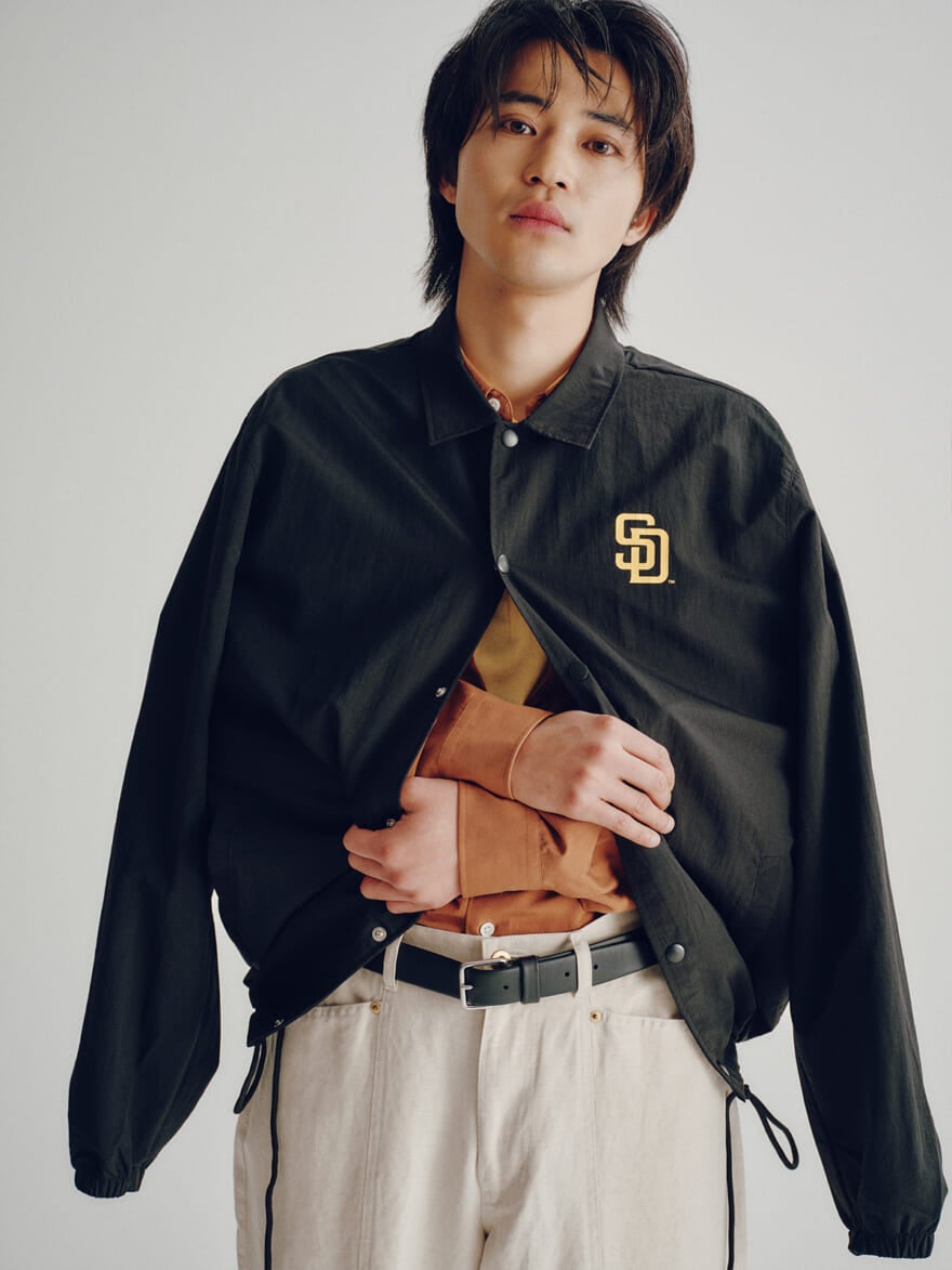 サンディエゴ・パドレスのコーチジャケットを使った男性のコーディネート