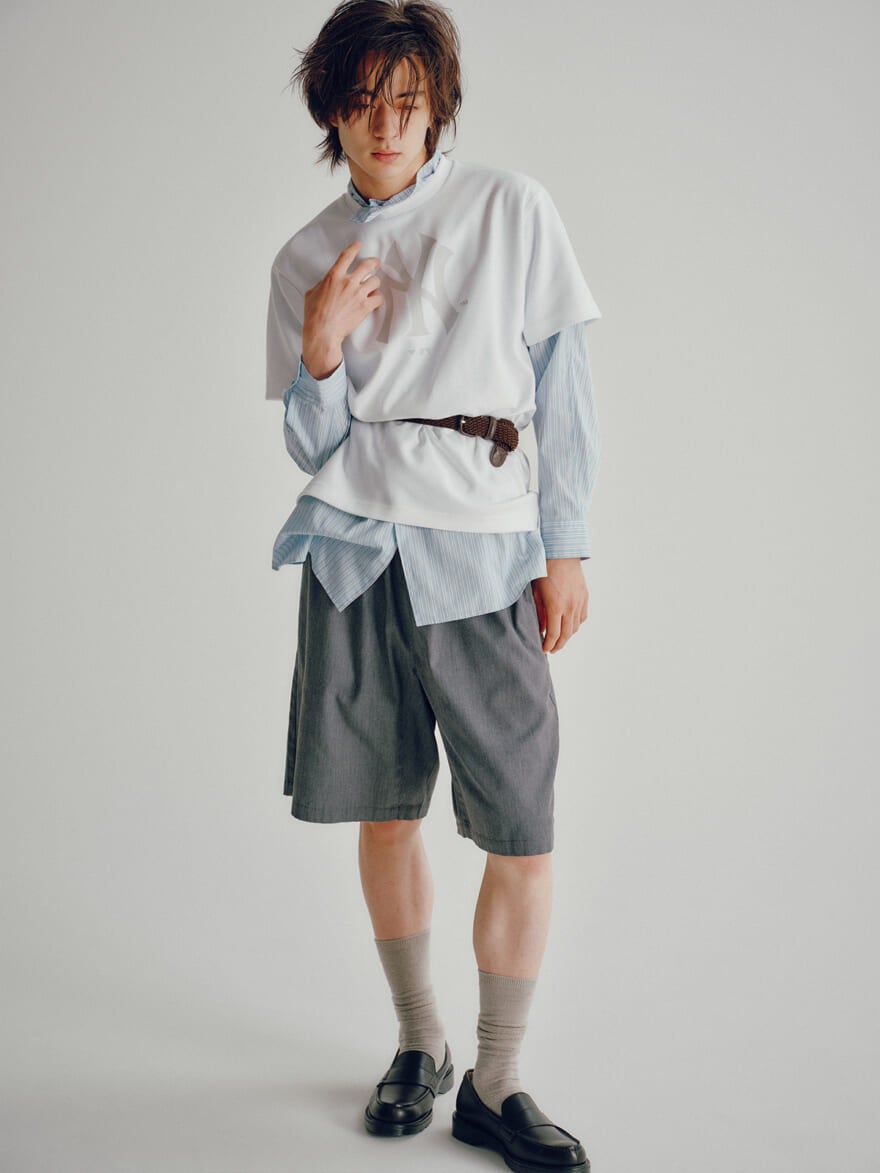 ニューヨーク・ヤンキースのTシャツを使った男性のコーディネート