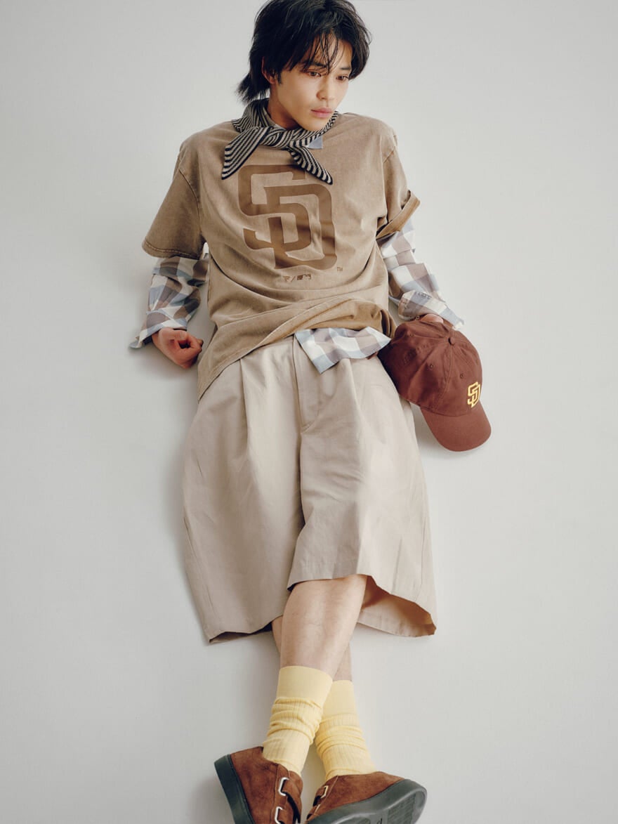 パドレスのTシャツを使った男性のコーディネート