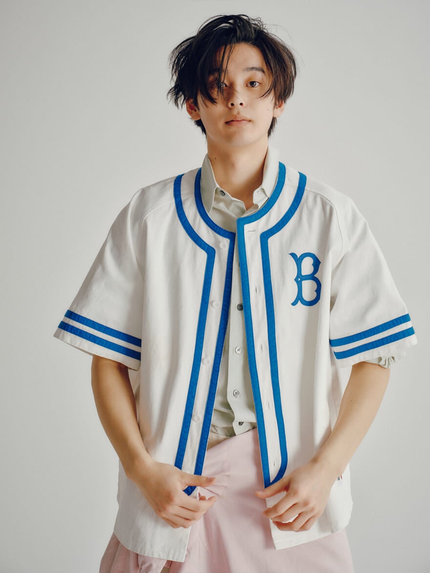 ドジャースのレトロユニフォームを取り入れた男性のコーディネート