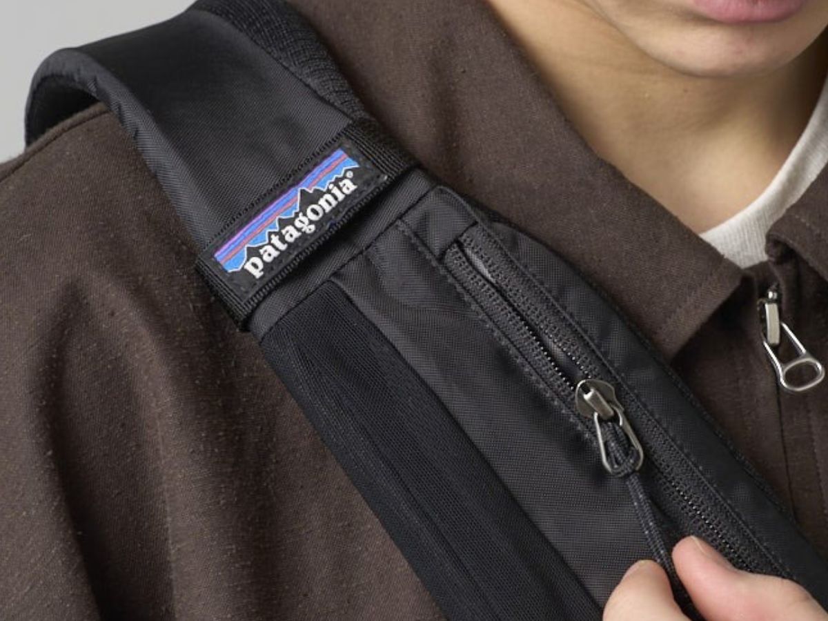 [Gallery]コスパ最強の名品。「パタゴニア」の黒ショルダーバッグは“シンプルなのに長時間ノンストレスで使える”こだわりが炸裂！[Patagonia]