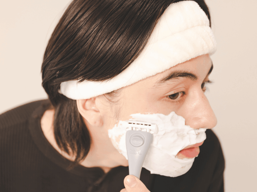 初心者でも簡単！正しい「ヒゲの剃り方」。T字カミソリ・電気シェーバーの正しい使い方、プロ直伝の肌を傷めないステップも徹底解説！