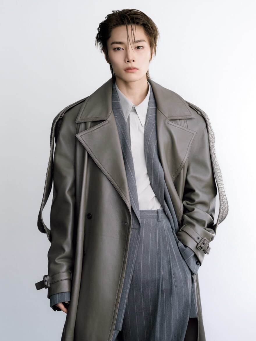 ボッテガ・ヴェネタの2026年春夏メンズファッション。レザーのトレンチコートを着用するI.N（アイエン）さん