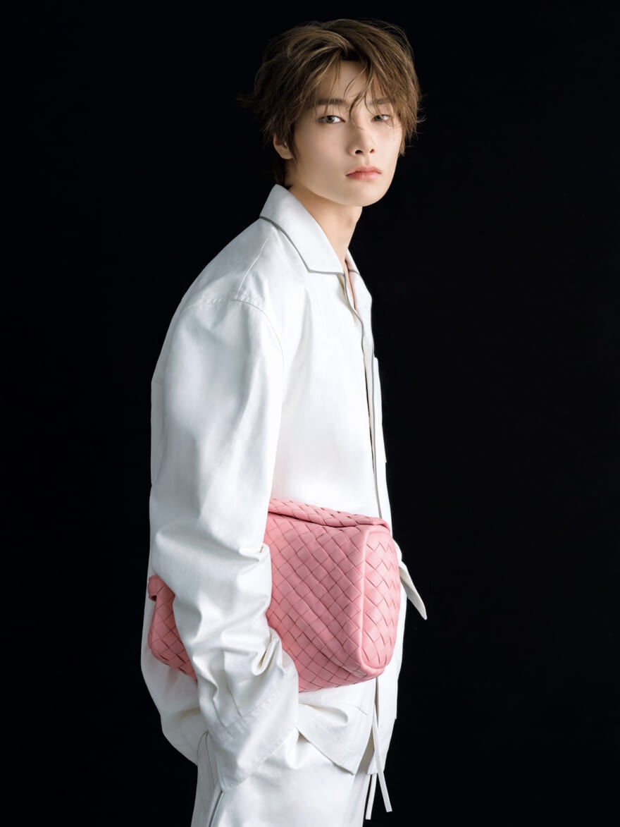 ボッテガ・ヴェネタのバッグ「スモールキューボ」を抱えるStray KidsのI.N（アイエン）さん