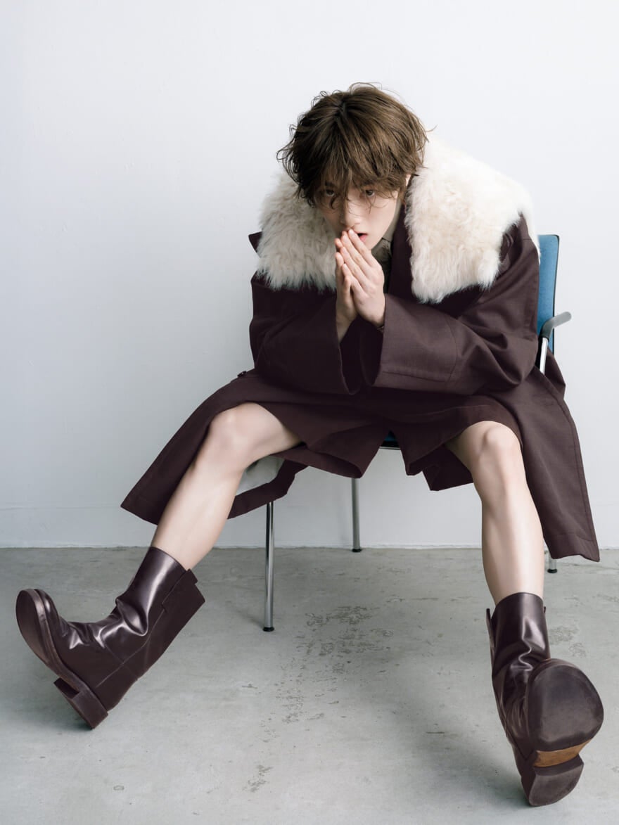 ボッテガ・ヴェネタの2026年春夏メンズファッション。レザーのサイドゴアブーツとファー付きコートを着用するI.N（アイエン）さん