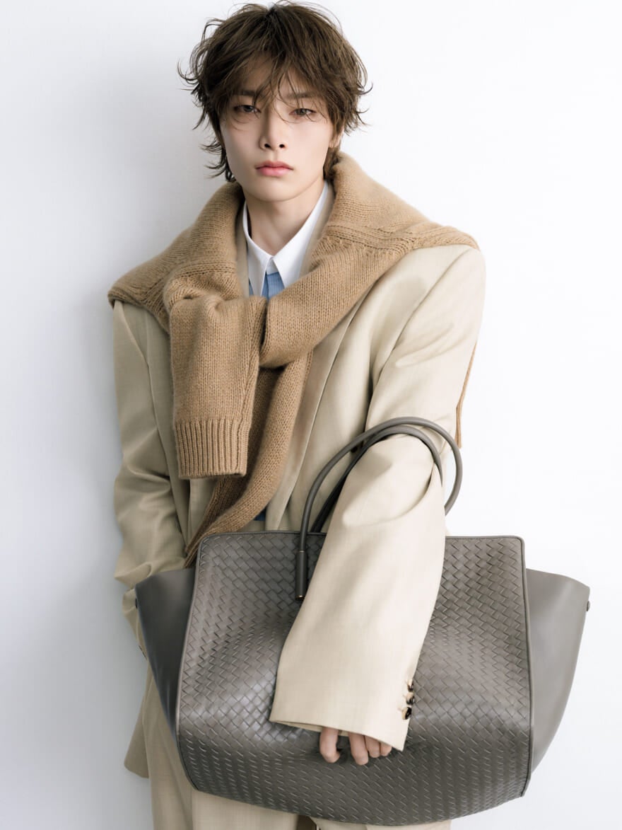 ボッテガ・ヴェネタの新作バッグ「バーバラ」を手に持つI.N（アイエン）さん