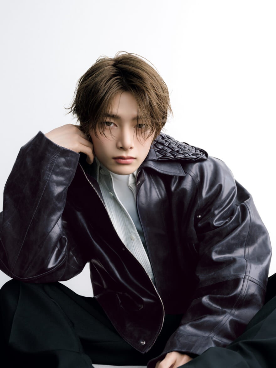 ボッテガ・ヴェネタの2026年春夏メンズファッション。レザージャケットを着用するI.N（アイエン）さん