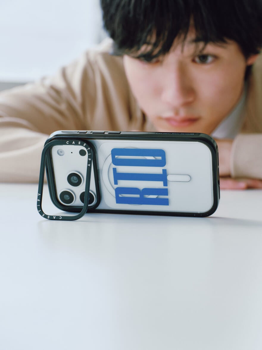 インパクトリングスタンドケースのリング部分をスマホスタンドとして使用している様子