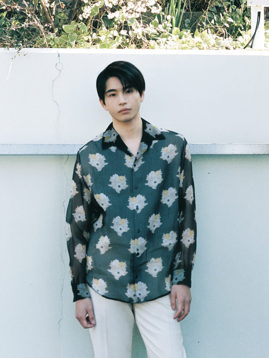 FENDIのシルクオーガンザのメンズシャツを着用する俳優の中沢元紀さん