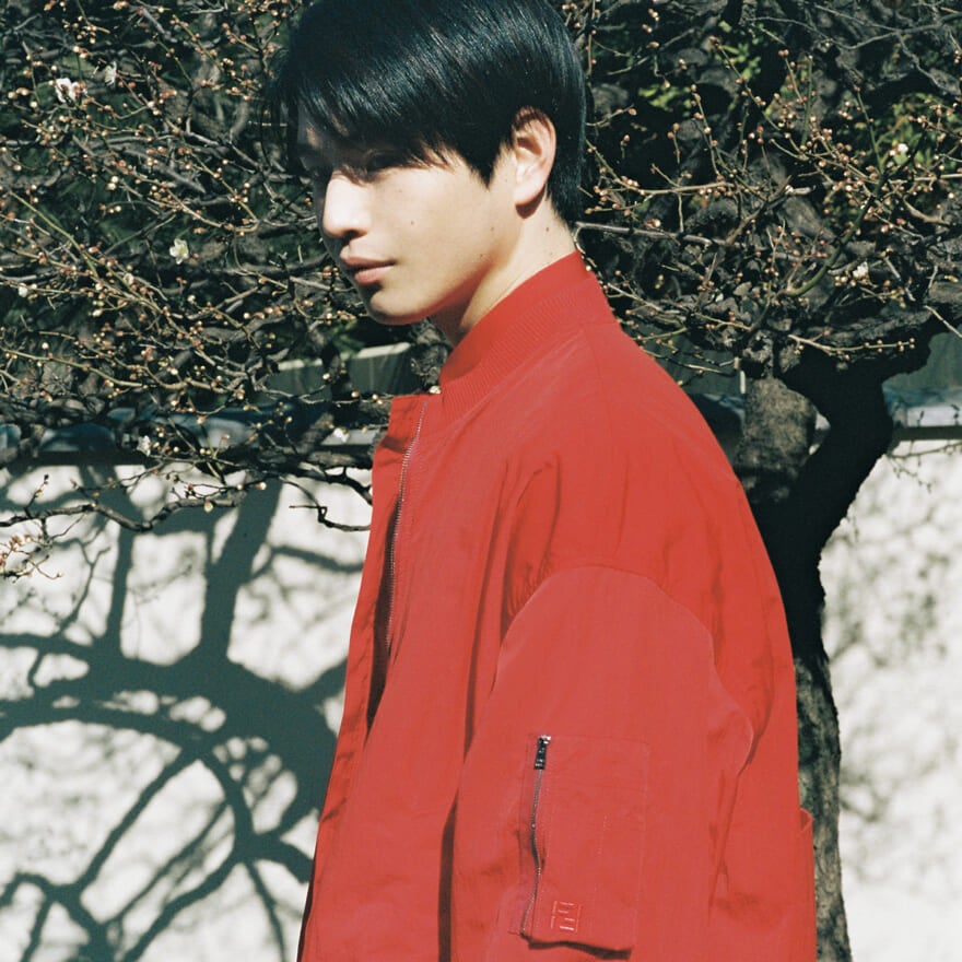 FENDIの赤いナイロンブルゾンを着用する中沢元紀さん