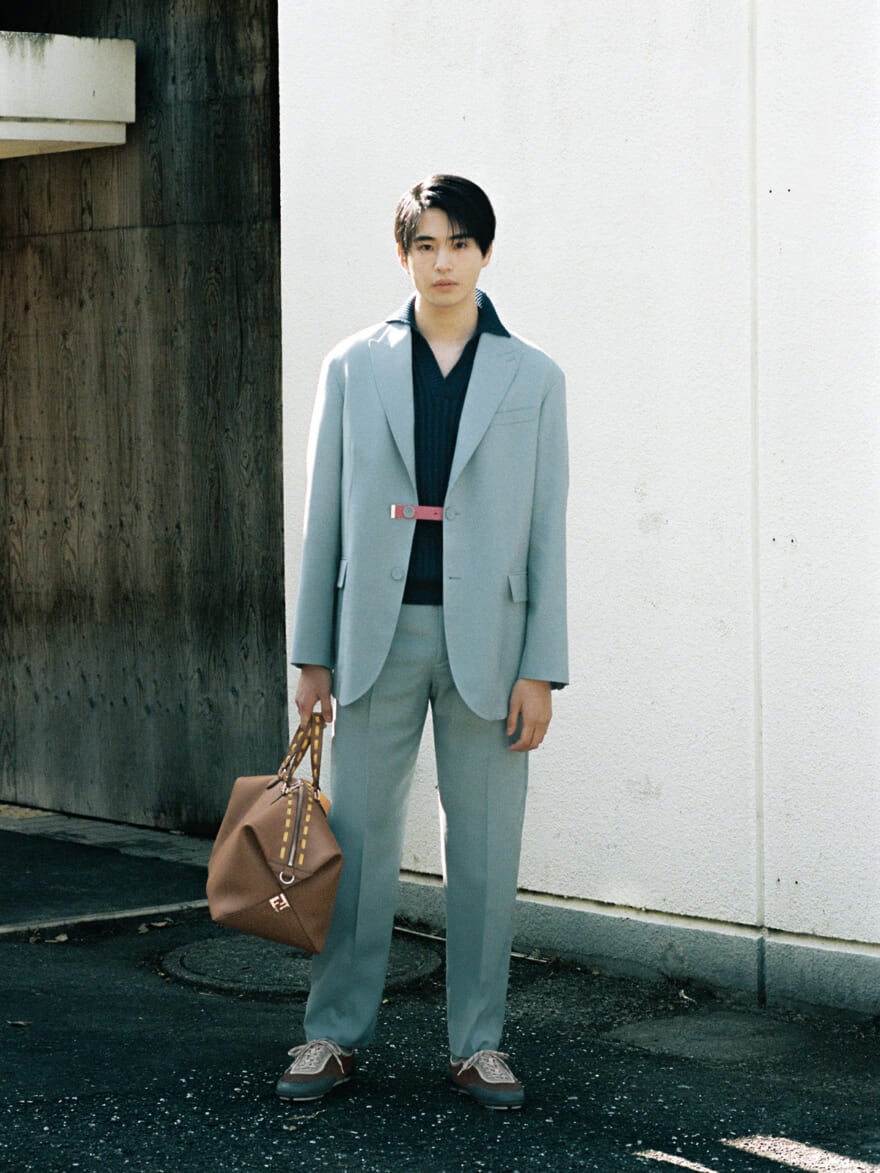 FENDIの2026年春夏のセットアップと、新作バッグ「フェンディ ルイ ダッフル」を着用する中沢元紀さん