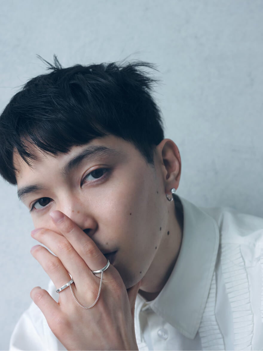 Jouete（ジュエッテ）のリングとピアスを着用するメンズノンノモデルの守屋光治