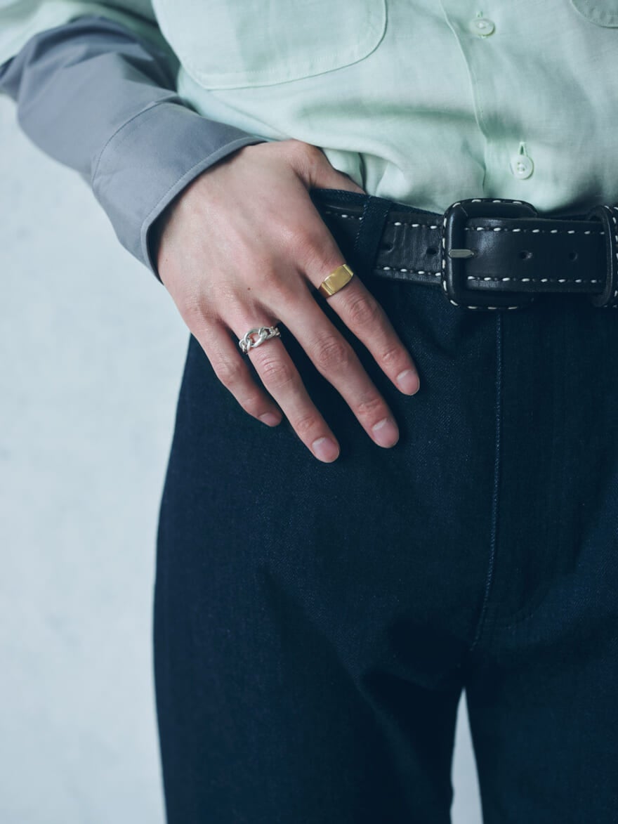 Jouete（ジュエッテ）のリング2本を着用する守屋光治