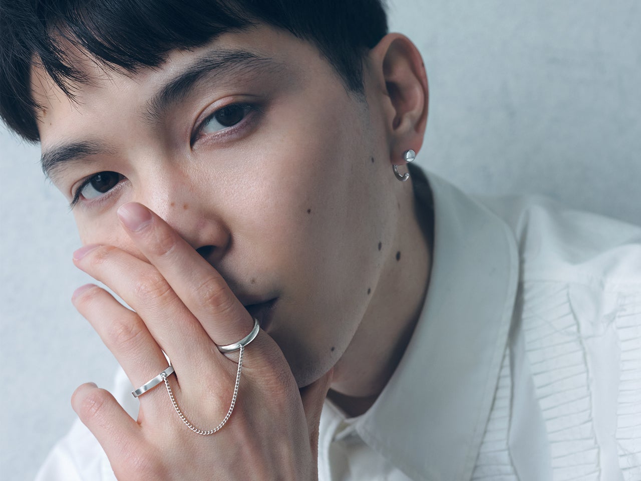 地金本来の輝きで大人っぽく。守屋光治がまとう、艶感を堪能するジュエリー“Connect”コレクション［meets Jouete! Vol.8］