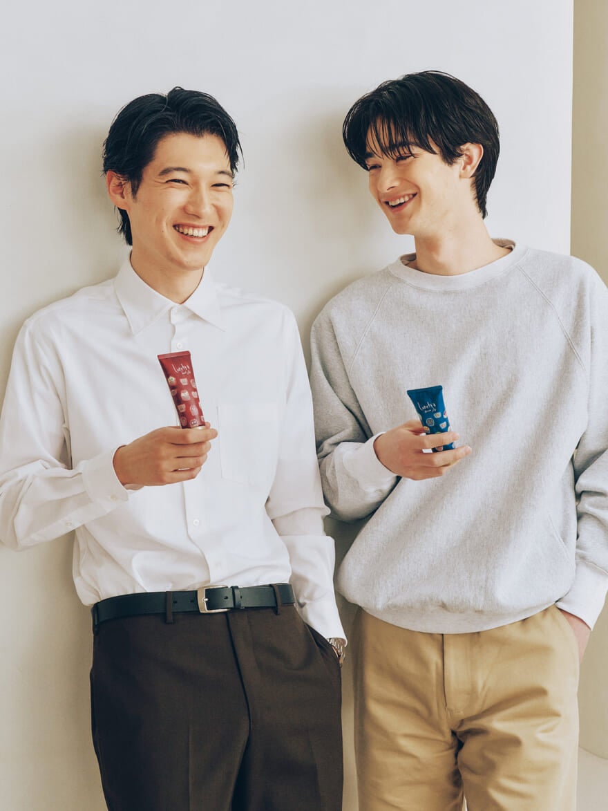 ロレッタのヘアジェルとグリースを手に持つメンズノンノモデル