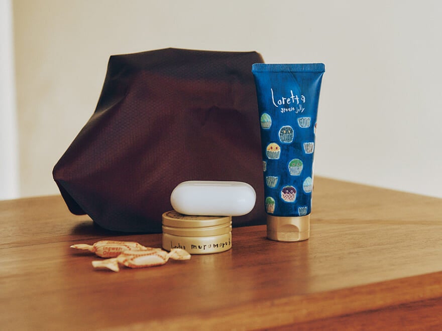 ロレッタのグリースゼリーのチューブタイプと、荷物を入れたポーチ