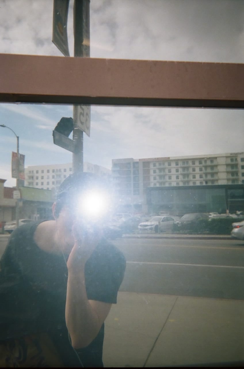 窓に映った自分を撮影する鈴鹿央士